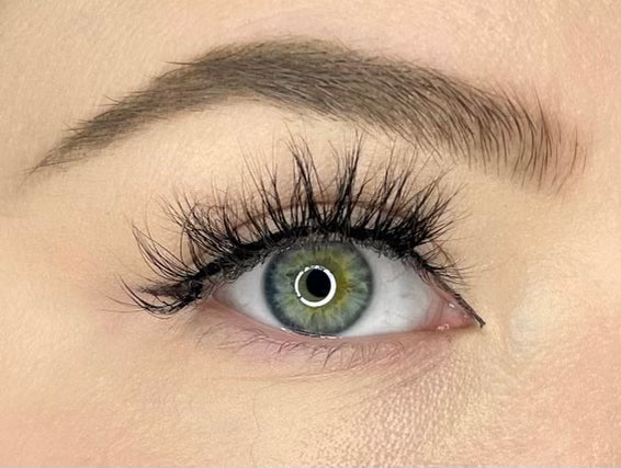 Get ready to turn heads with Elegance false lashes - our comfortable, thin-band falsies add the perfect amount of volume and length to your natural lashes.